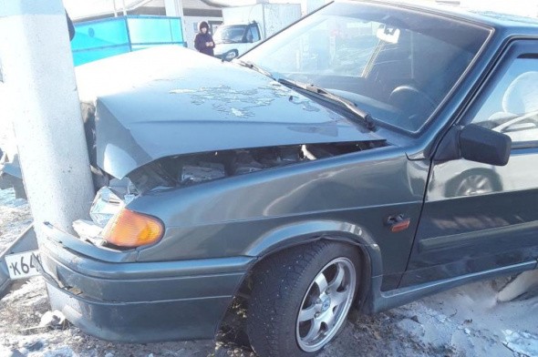 В Орске водитель на «Ладе» врезался в столб