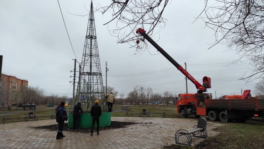 Установка каркасной елки. Фото: администрация Оренбурга