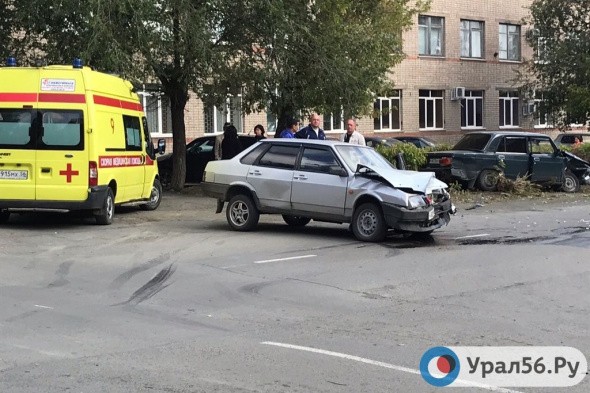 Серьезное ДТП в Орске: Троих пострадавших увезли на скорой помощи