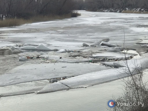 На реке Урал в Орске ломается лед, сбиваясь в кучи вместе с плывущим мусором