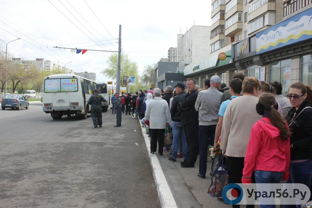 Очередь на посадку на автобус. Оренбург, 07.05.2019
