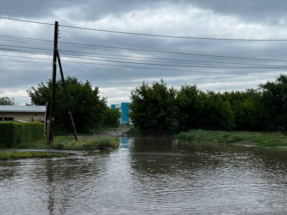 Перекресток улиц Амурская и Весенняя в Южном микрорайоне Оренбурга вновь затопило после продолжительного дождя
