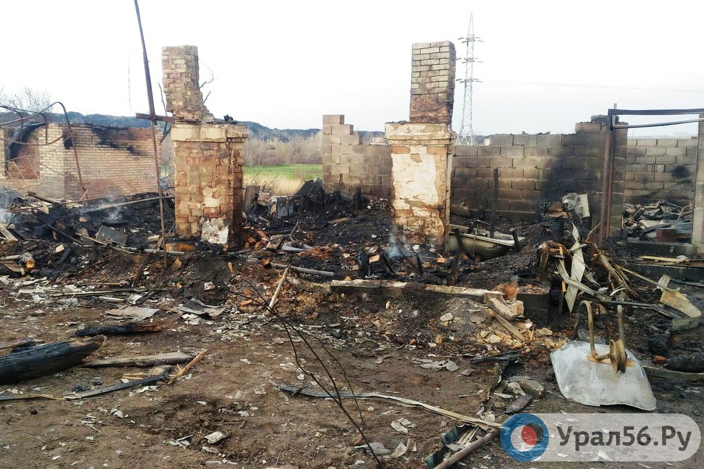 Пепелище на месте жилого дома на улице Борисоглебской в Орске, 04.05.2019