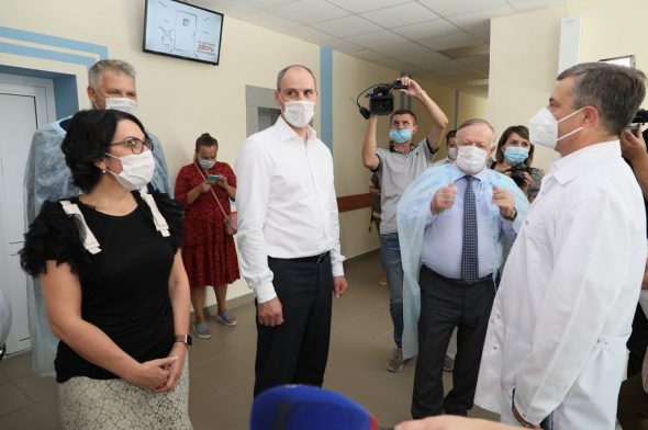 В канун Дня шахтера губернатор Оренбургской области с директором Гайского ГОКа открыли обновленную городскую больницу