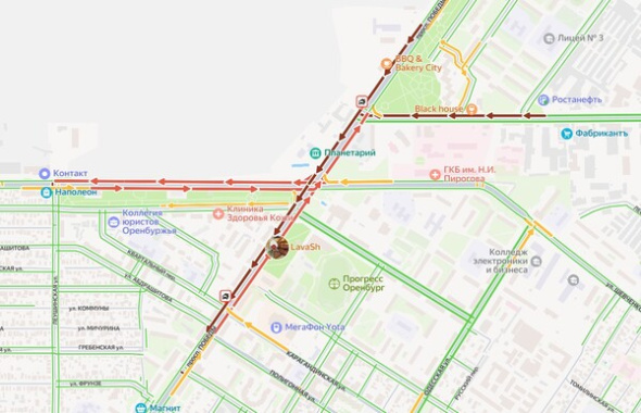В Оренбурге на проспекте Победы образовалась большая пробка