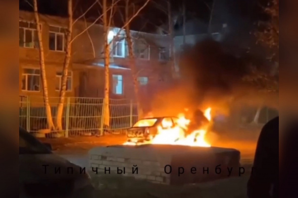 Telegram: В Оренбурге женщина подожгла машину жены бывшего мужа (видео)