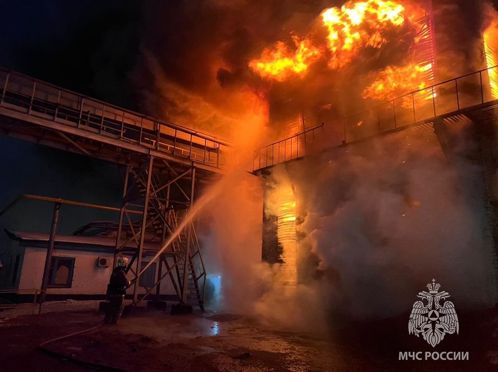 В Сорочинском округе ликвидирован крупный пожар в зерносушилке. Фото: МЧС Оренбургской области.