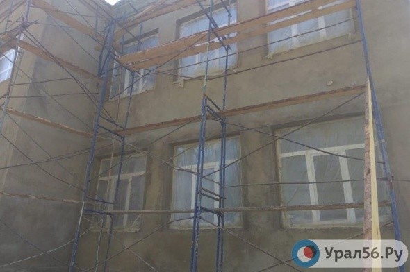 В Орске в поселке Москва начали ремонт фасада школы №63