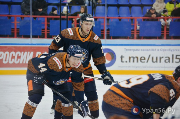 ХК «Южный Урал» начал выездную серию матчей с поражения в Барнауле