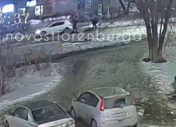 В Оренбурге на улице Пролетарской водитель сбил 4-х пешеходов и скрылся 