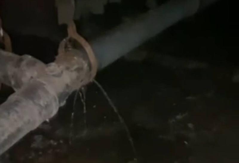 Течет из трубы в подвале на улице Братьев Башиловых, 15/4 , фото: скрин с видео местных жителей