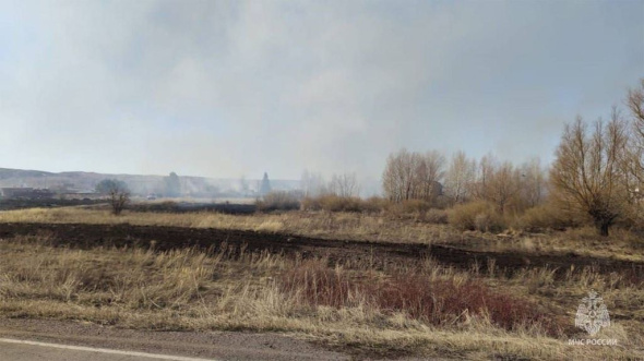 Под Новотроицком потушили ландшафтный пожар