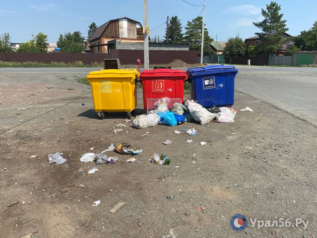 На месте постоянной свалки в районе объездной Зеленхоза в Орске установили пластиковые контейнеры. Будут ли их вычищать?