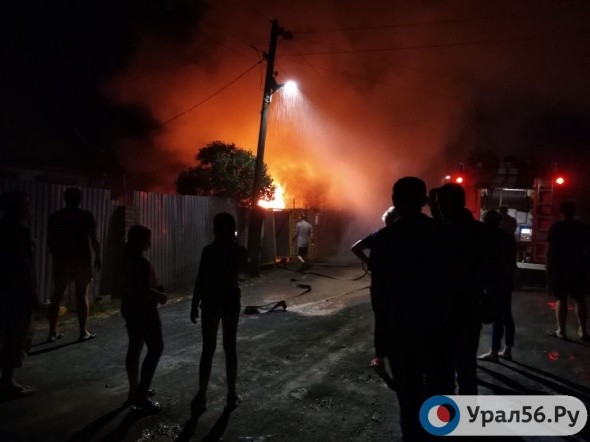 В Орске на улице Верещагина горит дом