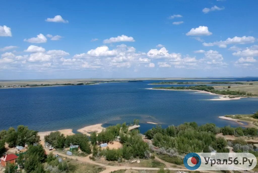 Водохранилище в районе поселка Энергетик. По фото видно, насколько оно обмелело