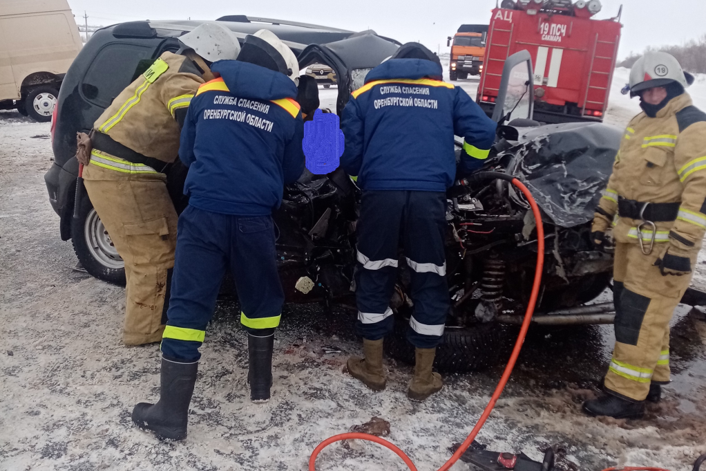 В лобовом ДТП в Оренбургской области погибла женщина