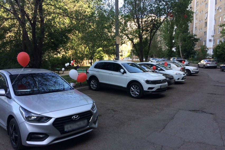 Неизвестные пожелали доброго утра оренбуржцам, привязав шарики к их машинам, фото: «Оренбург онлайн»