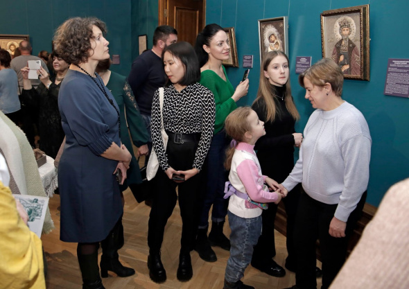 Иконы, украшенные пуховым платком из Оренбургской области, выставили Приморской государственной картинной галерее