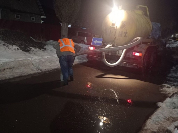 Коммунальщики начали откачивать талые воды и расчищать ливневки в Оренбурге