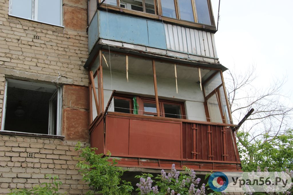 Стекла в окне и на балконе квартиры выбило