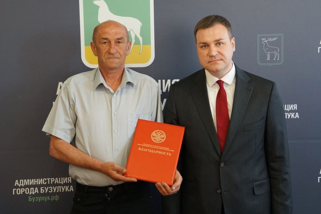 Глава Бузулука Владимир Песков (справа) и отец военнослужащего Иван Леонидович (слева)