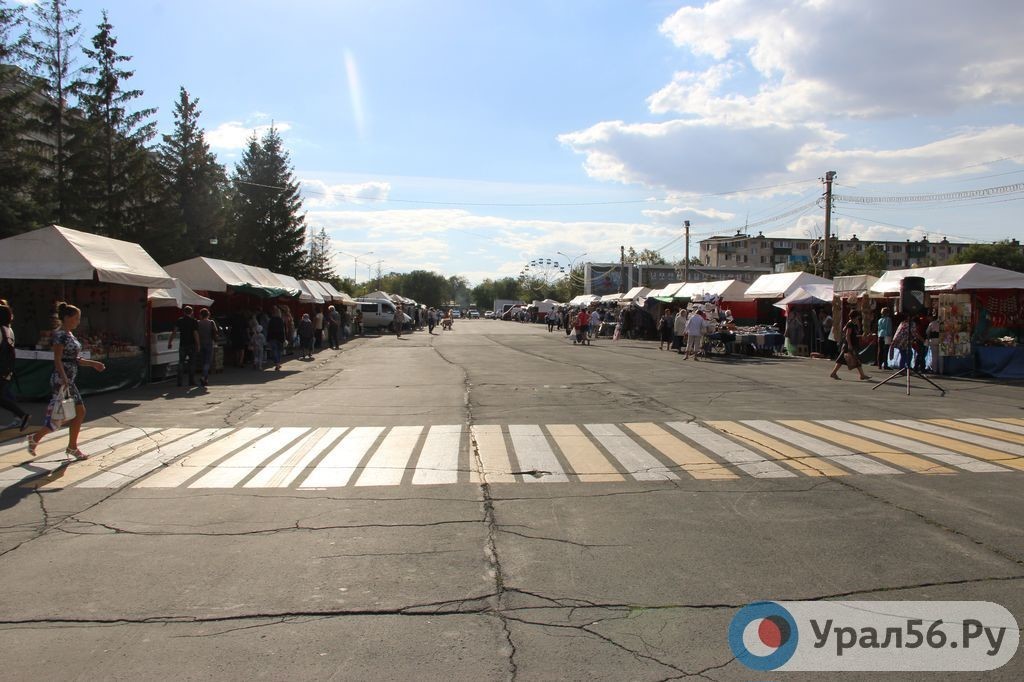 Центр Орска во время ярмарки