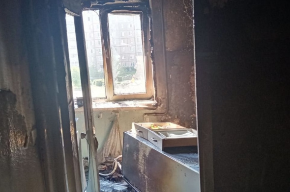 В Орске из горящей квартиры вынесли мужчину без сознания