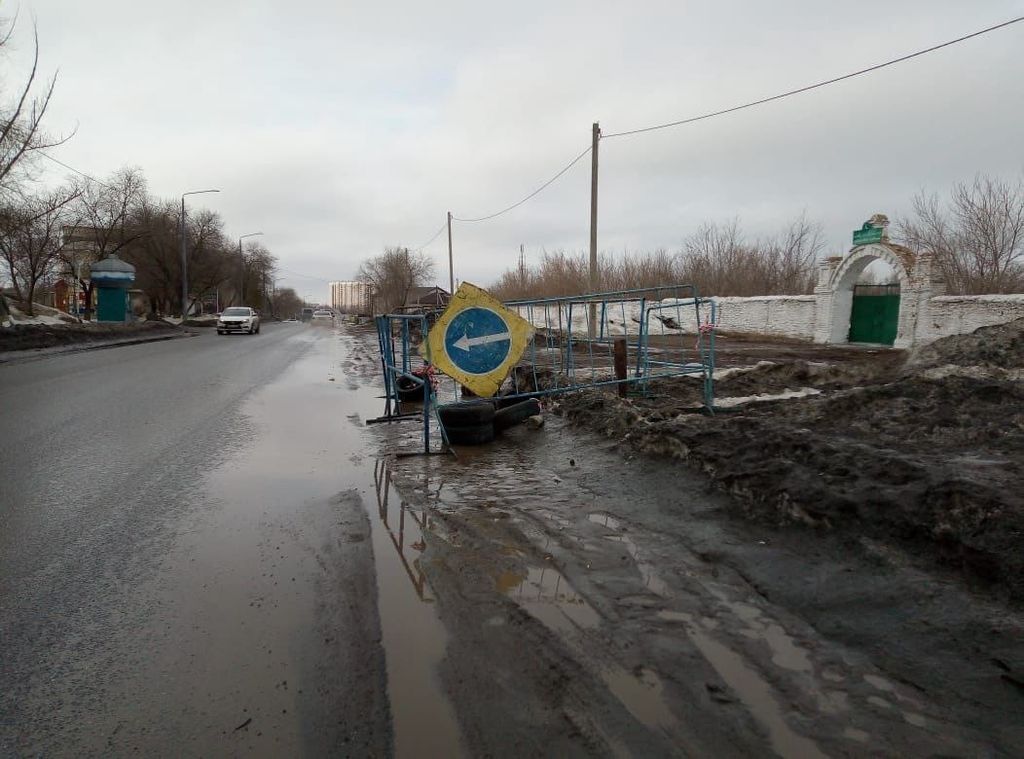 В Оренбурге на улице Орской провалился асфальт 