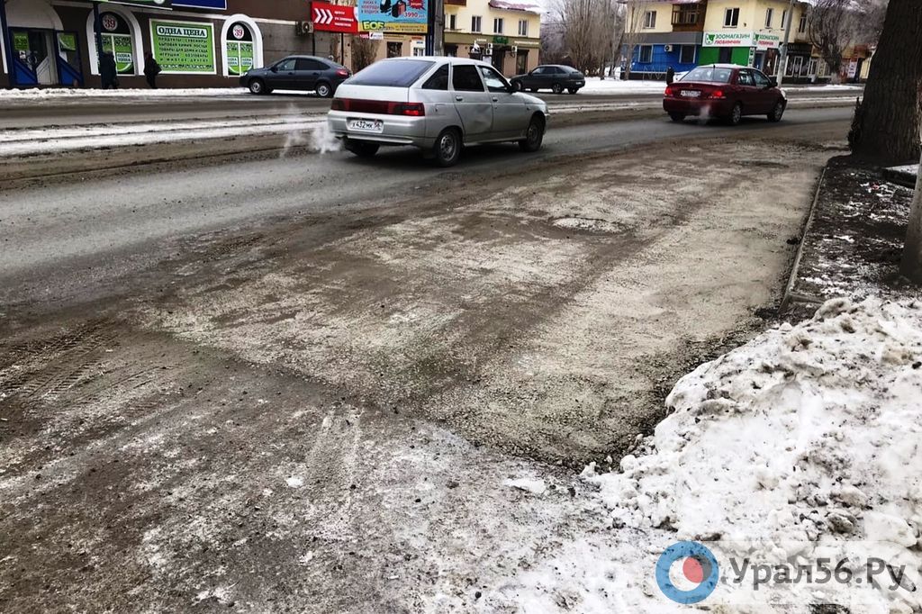 На улице Краматорской бетоном «отремонтировали» целую полосу. Орск, 04.12.2019