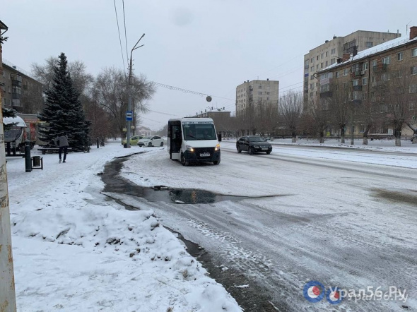 Коммунальная авария на проспекте Ленина, 18 в Орске создала ледяную ловушку для водителей и зимний ручей для пешеходов