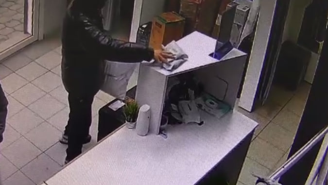 Кадр из видео в момент преступления. Видео: УМВД России по Оренбургской области