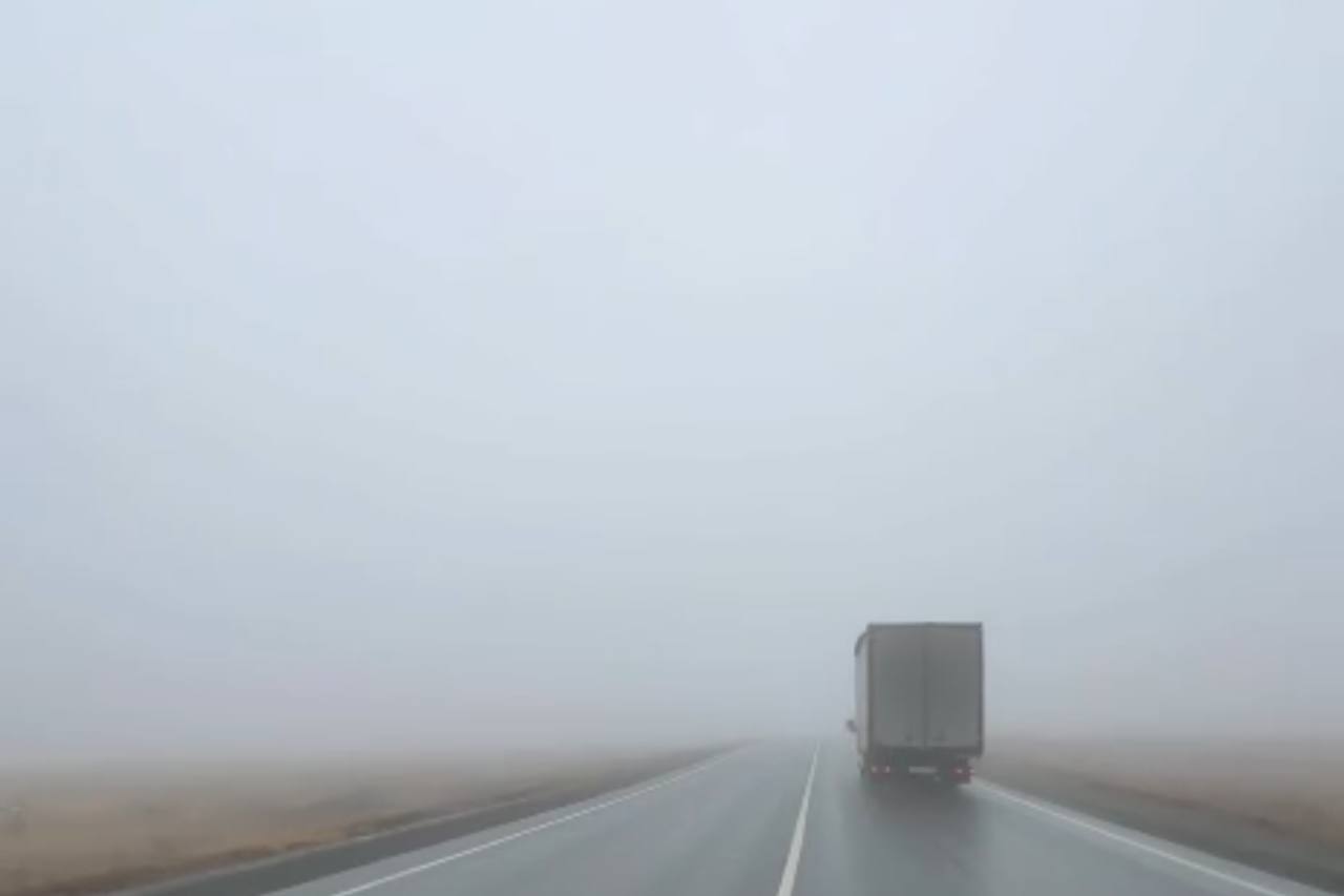 Туман на трассе. Источник: Стоп-кадр из видео очевидцев 