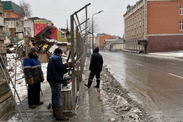 Возведение забора у «Дома пяти ангелов» в Оренбурге. Источник: мэрия города