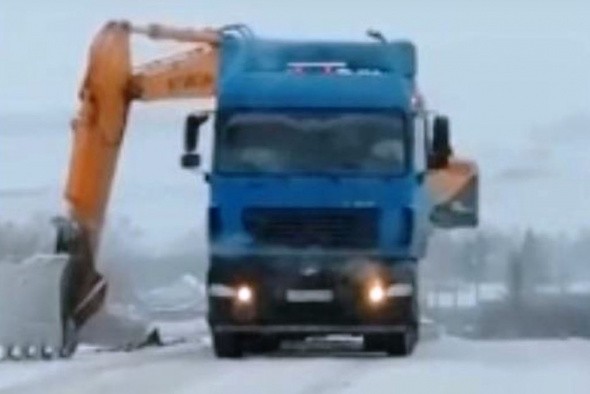 В Новотроице из-за гололеда экскаватор ехал в гору на грузовом автомобиле