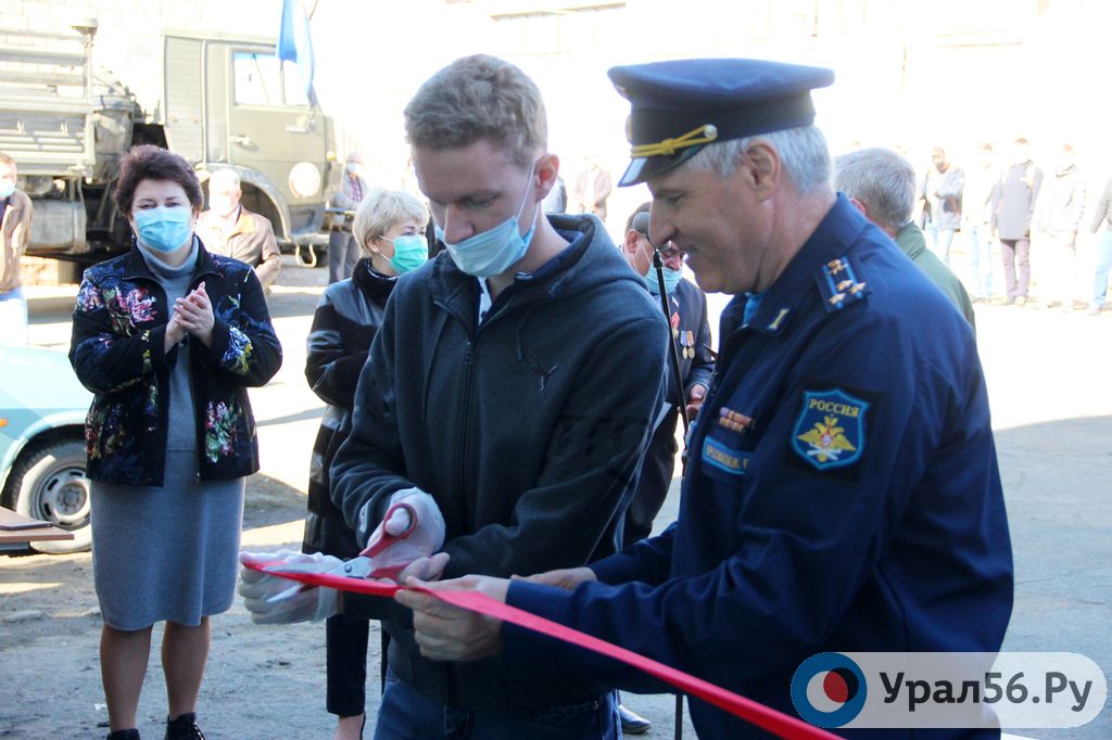 Председатель регионального отделения и один из курсантов разрезают символическую ленточку