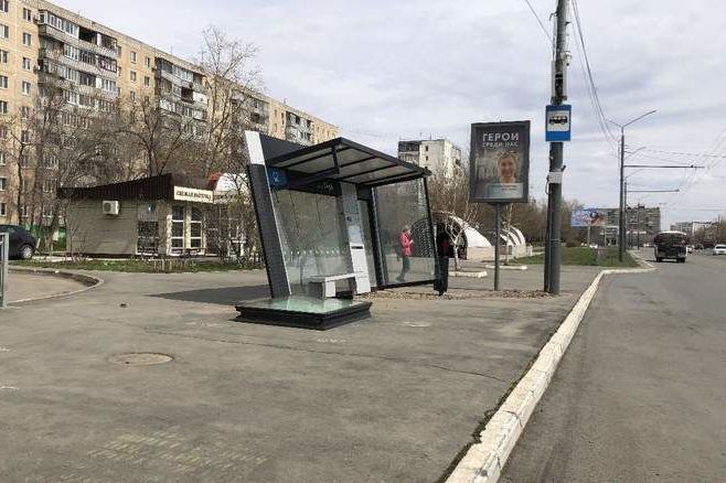 Сильный ветер сломал «умную» остановку на пр. Гагарина