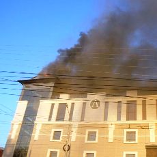 В Оренбурге горит торговый комплекс «Любимый»