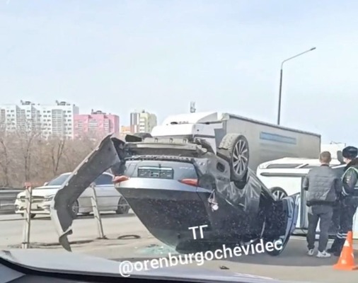 Два автомобиля перевернулись при выезде на Загородное шоссе в Оренбурге (видео)