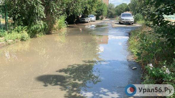 Вода затопила улицу у кинотеатра «Мир» в Орске. В жилых домах отключений пока нет (видео)