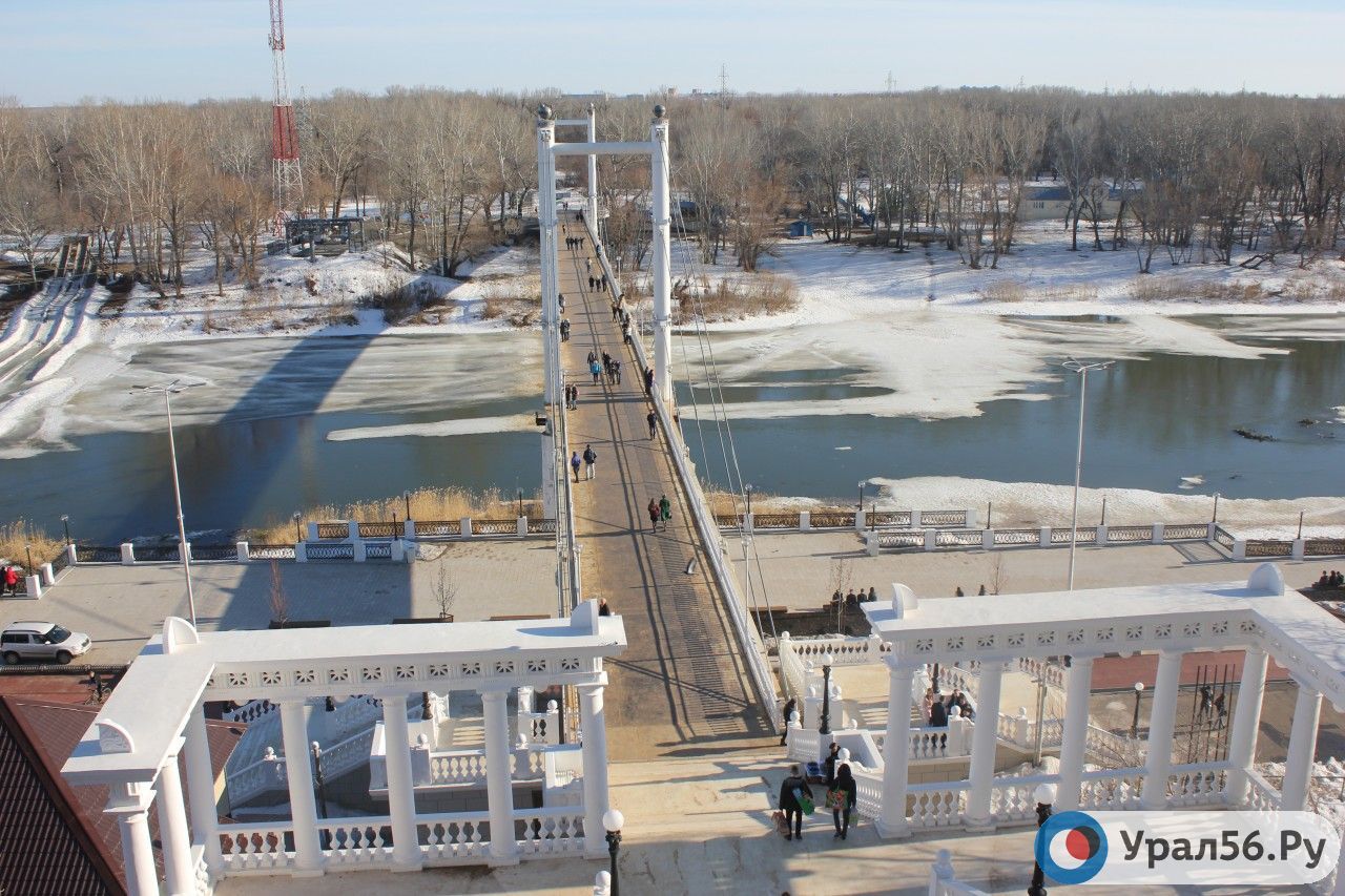 Сколько см урал в оренбурге. Набережная реки Урал Оренбург. Спуск к реке Урал Оренбург. Орск набережная реки Урал. Мост река Урал город Орск.