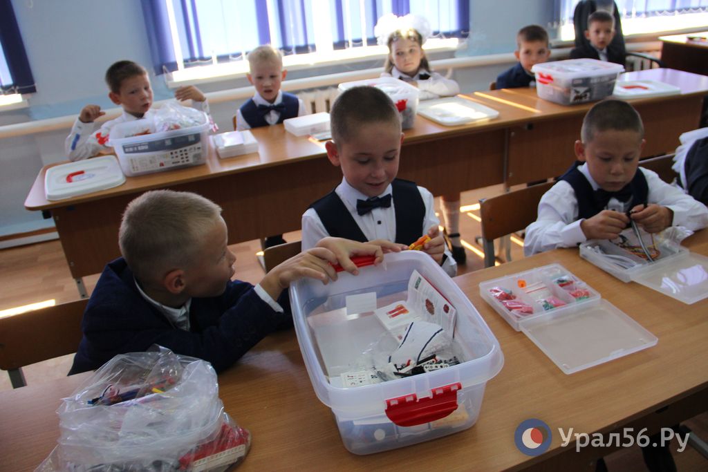В Орске появилась первая школа, оснащенная кабинетом робототехники. Его детям подарил меценат Серикбай Бисекеев