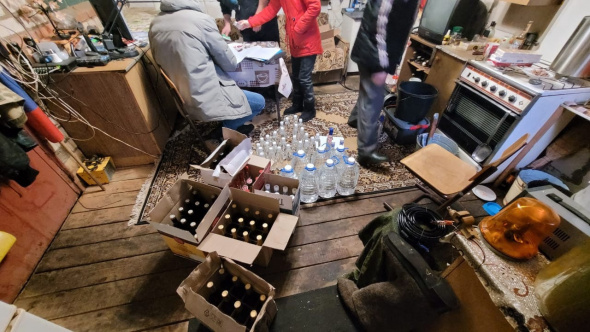 Более 100 бутылок суррогатного алкоголя было изъято в Тоцком районе