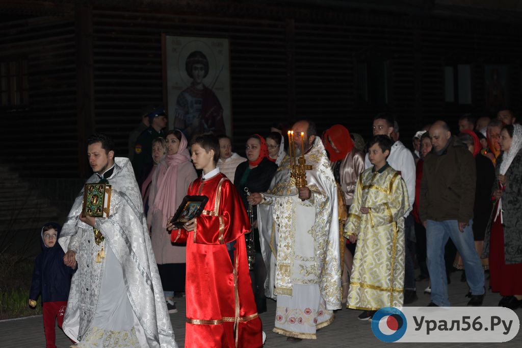 В храмах Орска прошли пасхальные богослужения. Фоторепортаж из кафедрального собора Георгия Победоносца
