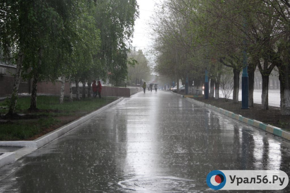 Завтра в некоторых районах Оренбургской области ожидаются сильный дождь, гроза и град