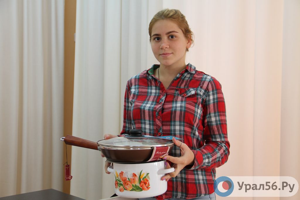 Сотрудники Ленинского суда Орска вручили подарки выпускникам Детского дома-интерната