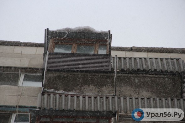 В Орске с балконов дома, откуда в прошлом году свалилась глыба льда, снова сползает снег