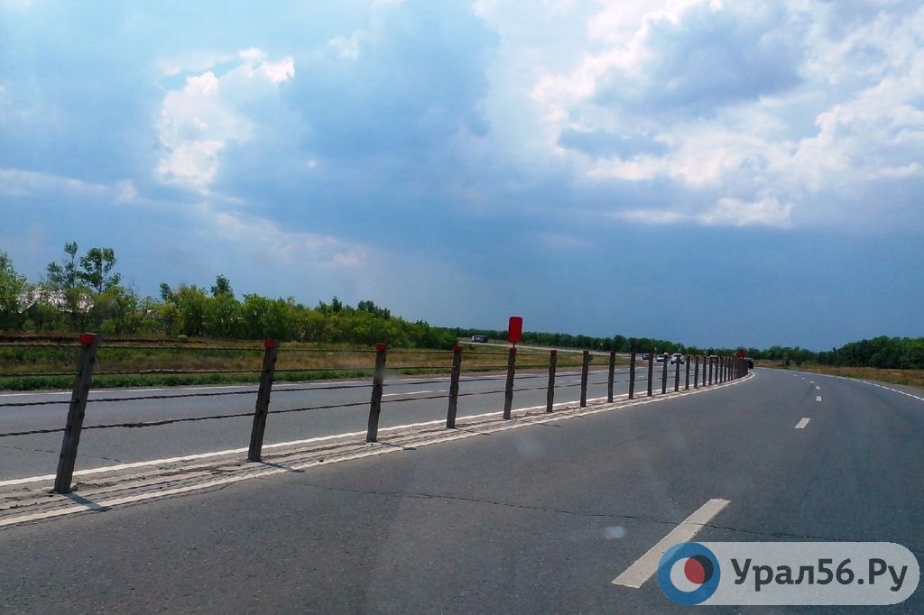 На нескольких участках трасс в Оренбургской области появится металлическое барьерное ограждение