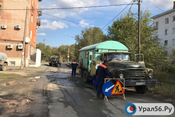 Улицу Станиславского в Орске затопило из-за сломанного гидранта