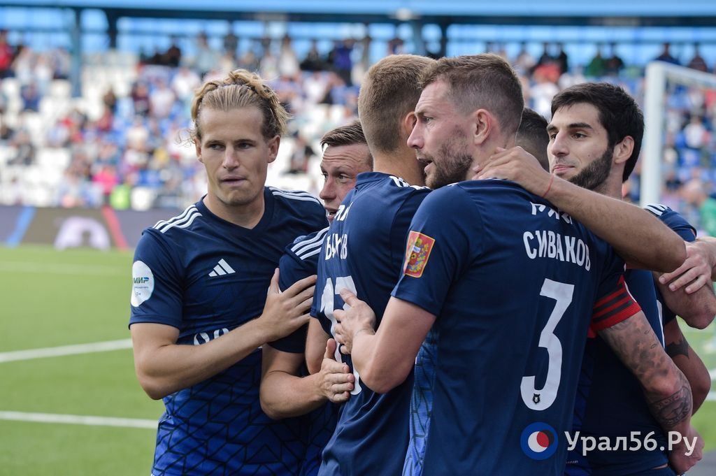 Футболисты ФК «Оренбург» празднуют гол