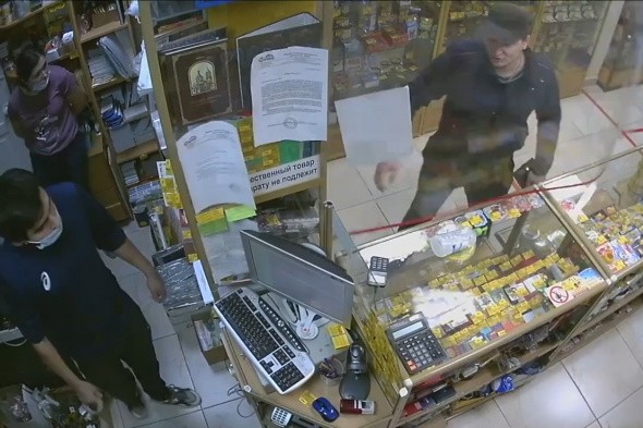 В Орске антимасочник устроил скандал в магазине: мужчина кидал предметы в защитный экран